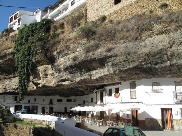 澳大利亚特别的小镇，100年来都居住在地下，知道原因你也想去