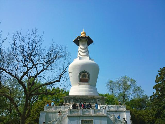 江南四大名城，江苏就占了三座，每座城市都有一座湖