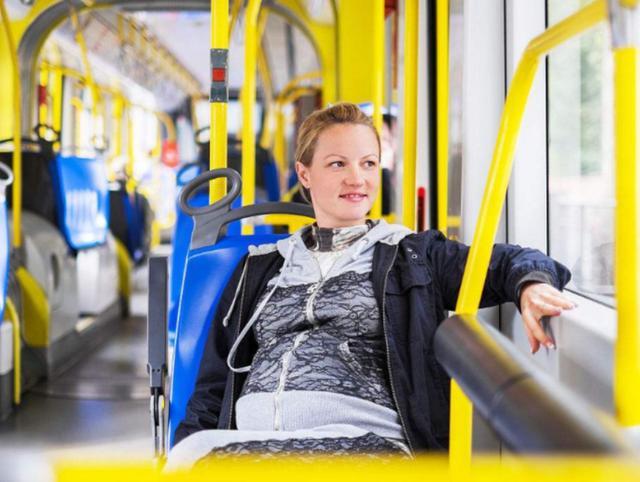 老人大骂"没素质"，只因孕妇在地铁上未让座，准妈妈霸气回怼
