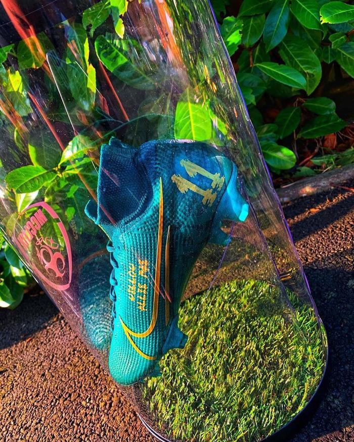 詹姆斯·麦克林展示定制款Nike Mercurial Superfly 7足球鞋