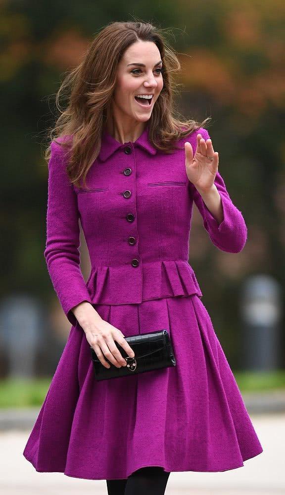 凯特王妃现身活动，穿毛呢西服套装显贵族气质，裙摆腰设计有新意