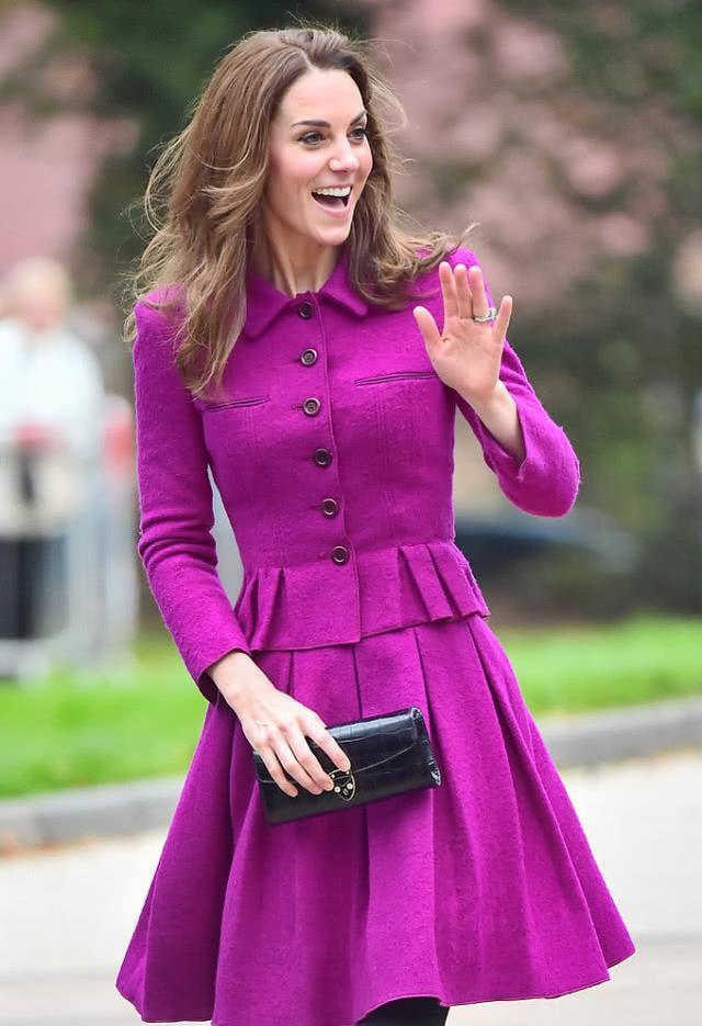 凯特王妃现身活动，穿毛呢西服套装显贵族气质，裙摆腰设计有新意