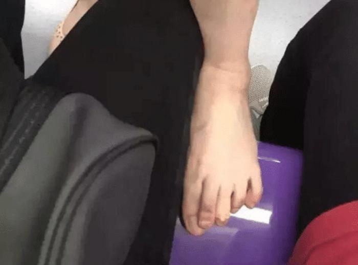 上海地铁一女子晒肥腿一只脚霸座，网友：素质低出新高度
