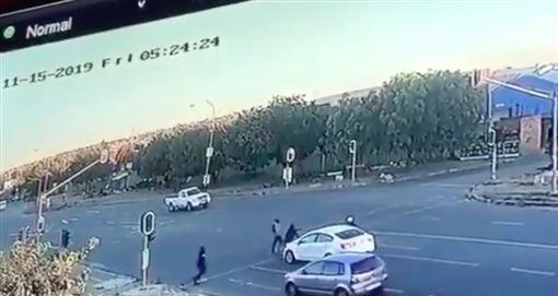 恐怖！南非4名歹徒随机劫车，持枪射杀女司机后将其抛尸马路