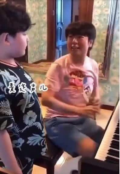 郎朗教小孩儿弹钢琴急成表情包，看看小孩儿父亲身份，网友炸锅