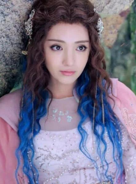 新疆四大美女明星：娜扎迪丽热巴佟丽娅，还有个是年龄最小的她？