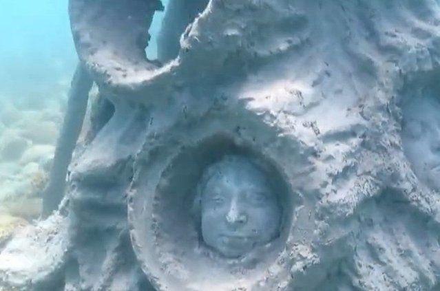 小伙海底潜水，意外发现张神秘的“笑脸”，凑近细看后内心发毛