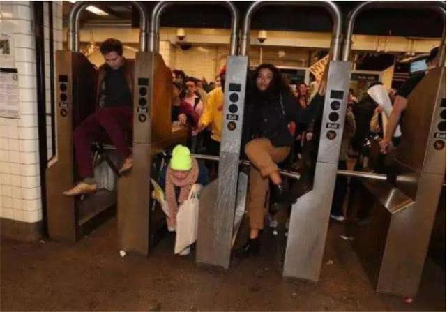 美警察连续射杀4人！纽约爆发大规模抗议游行，地铁再遭殃