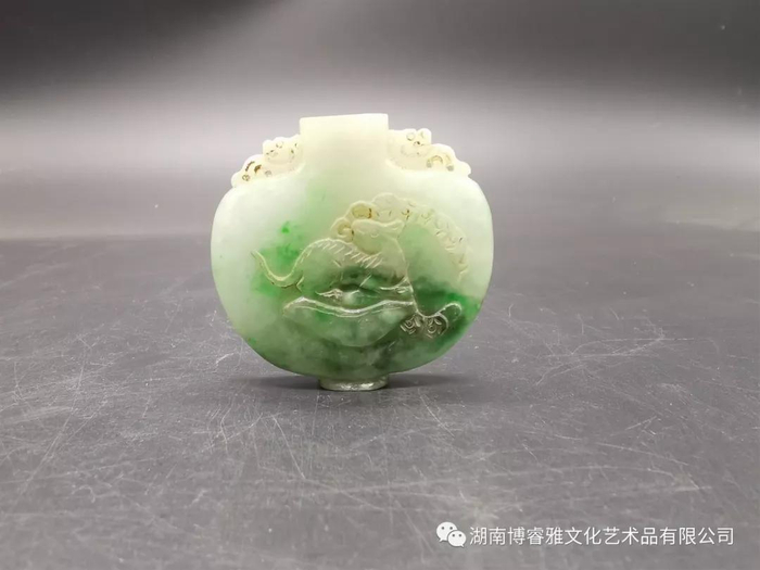 品鉴：翡翠浮雕鼻烟壶
