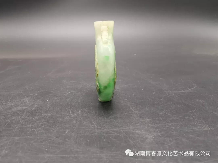 雕刻 翡翠 鼻煙壺 翡翠鼻烟壶的价格多少如何判断它的价值- 翡翠源头,翡翠批发,中国