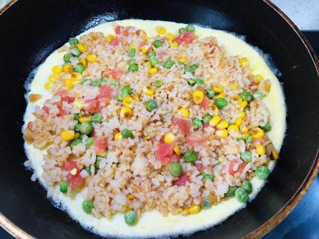 剩米饭华丽变身，加1种寻常食材，搭配3种蔬菜，比鸡蛋炒饭好吃