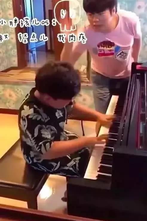 郎朗教小孩儿弹钢琴急成表情包，看看小孩儿父亲身份，网友炸锅