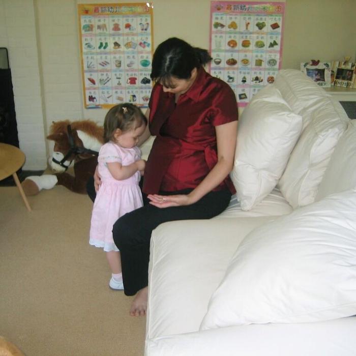 51岁邓文迪为女儿庆生，罕见晒早期孕肚照，家里装修很普通