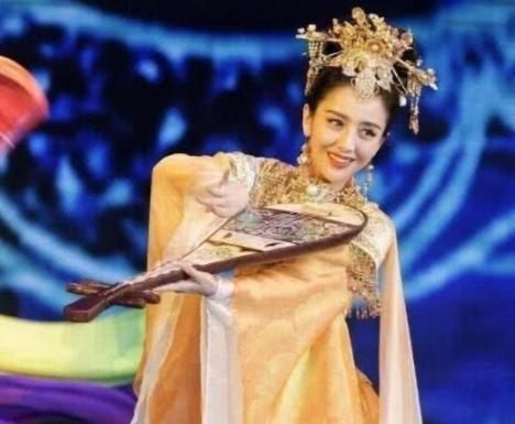 新疆四大美女明星：娜扎迪丽热巴佟丽娅，还有个是年龄最小的她？