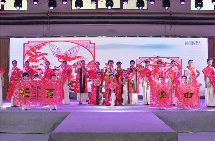 《我和我的祖国》全国旗袍人共贺祖国70华诞综艺秀在武汉激情上演