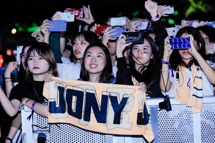潮男潮女大型蹦迪现场！JONY J的演唱会到底有多炸？