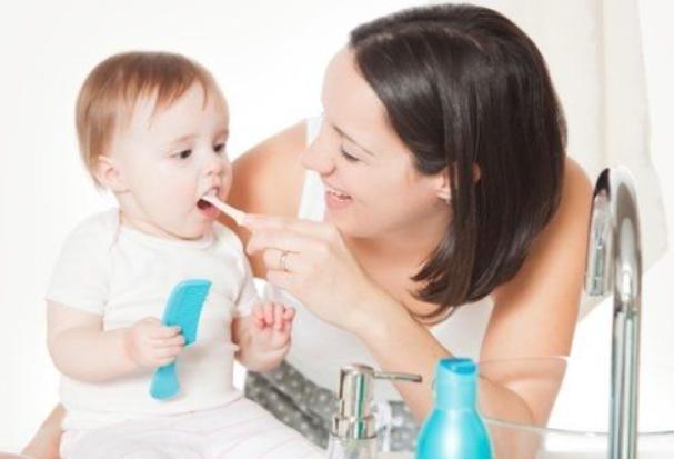 4岁女孩不吃糖却有蛀牙，家长3种行为会损坏宝宝牙齿，要当回事