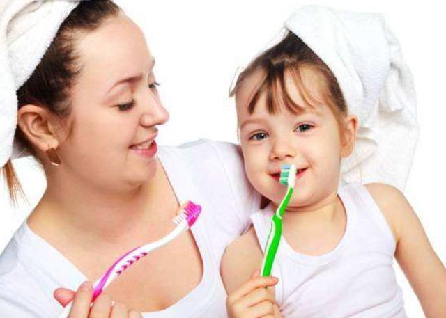 4岁女孩不吃糖却有蛀牙，家长3种行为会损坏宝宝牙齿，要当回事