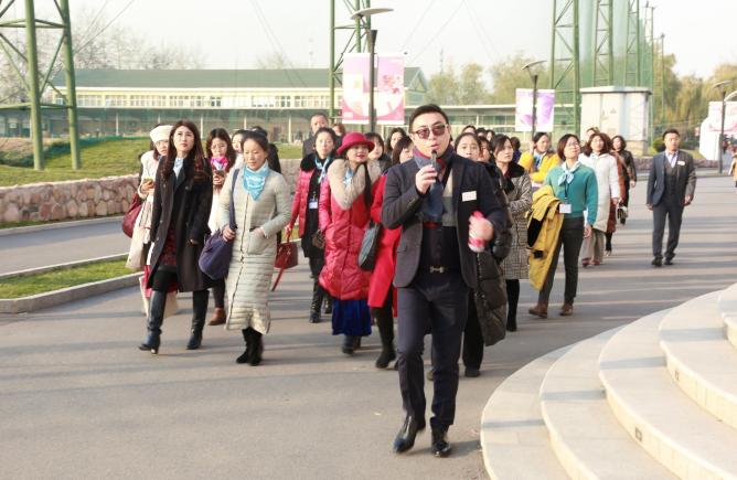 北京爱迪学校迎接"高盛清华巾帼圆梦校友会"来访