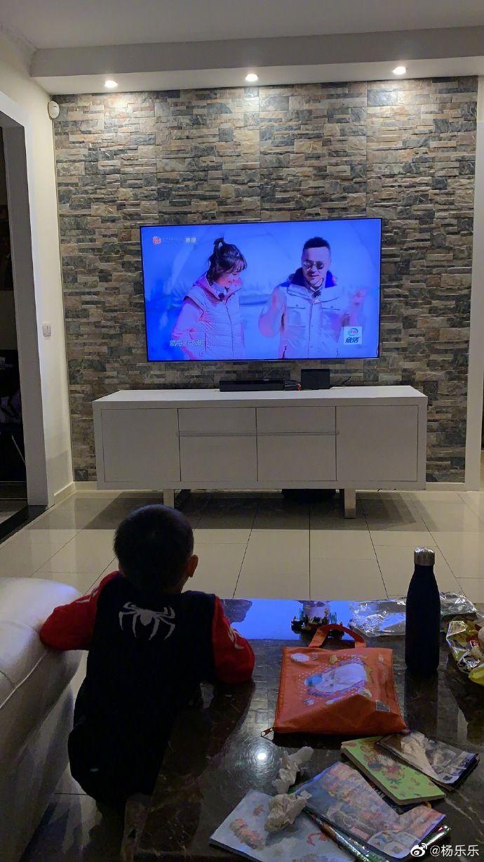 杨乐乐晒儿子看电视很专注，小沐沐力赞爸爸的《野生厨房》很好看