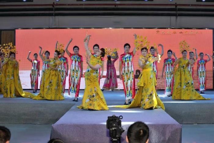 《我和我的祖国》全国旗袍人共贺祖国70华诞综艺秀在武汉激情上演