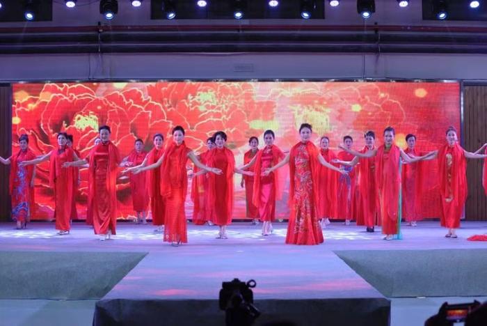 《我和我的祖国》全国旗袍人共贺祖国70华诞综艺秀在武汉激情上演