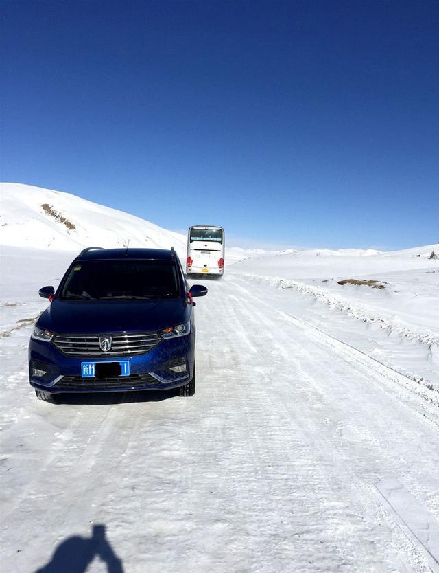新疆大哥驾6万国产车连翻4座雪山，17天8千公里，无高反还省油