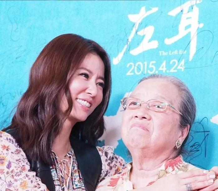 紫薇容嬷嬷金鸡再同框，83岁李明启头发花白，林心如抱憾没能合影