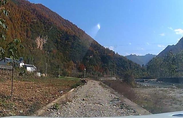 自驾中国最美公路高江路，车轮悬空差点掉河