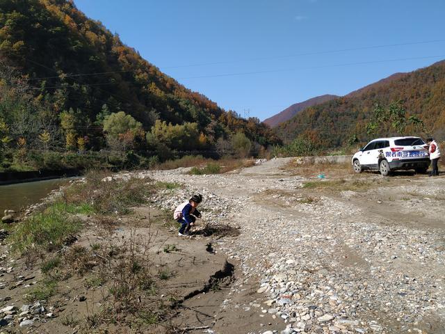 自驾中国最美公路高江路，车轮悬空差点掉河