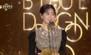 她是韩国的“林青霞”，32岁出演《大长今》，48岁再亮相让人惊艳