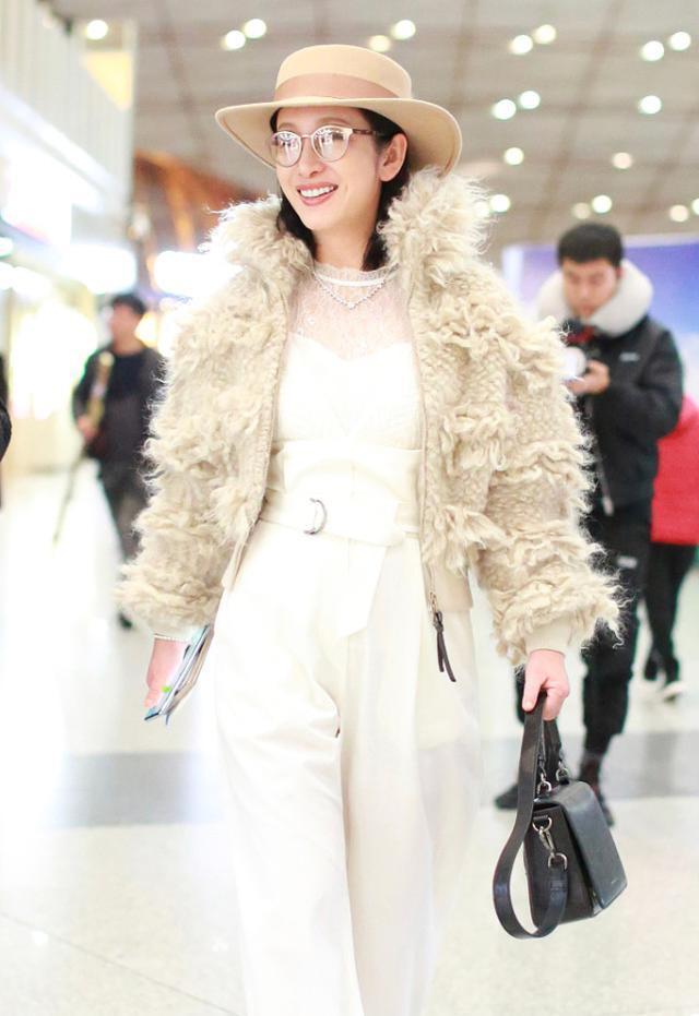 秦海璐一身"贵妇装"走机场，白色礼帽显优雅气质，41岁也不显老