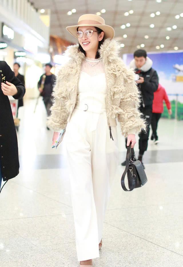 秦海璐一身"贵妇装"走机场，白色礼帽显优雅气质，41岁也不显老