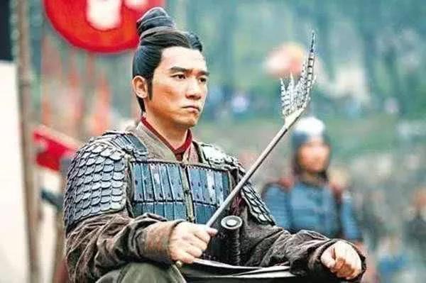 江东之战时，孙策遭遇一位强劲对手，调虎离山之计被此人一眼识破