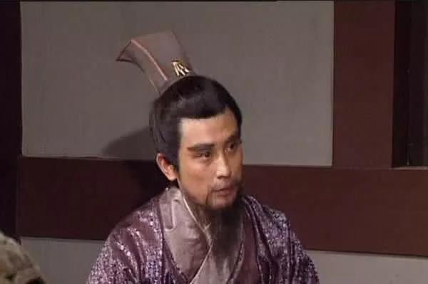 江东之战时，孙策遭遇一位强劲对手，调虎离山之计被此人一眼识破