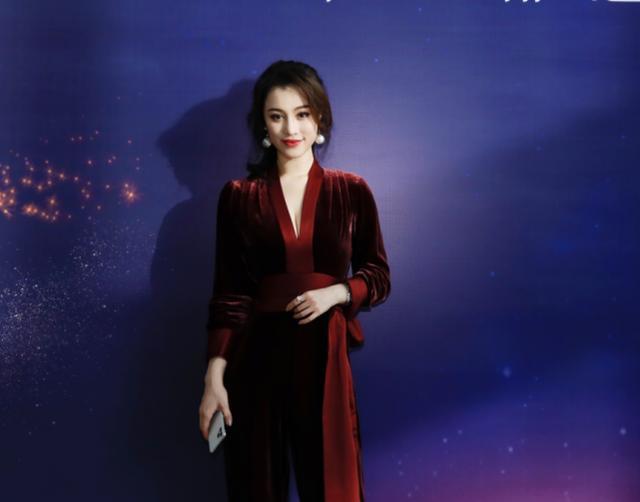 刘翔前妻晒复古美照，身着红丝绒套装性感撩人，肤白貌美气质一流