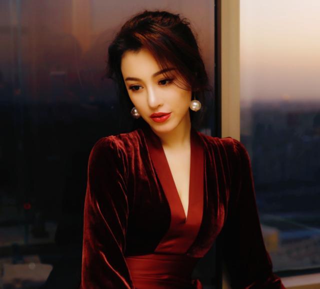 刘翔前妻晒复古美照，身着红丝绒套装性感撩人，肤白貌美气质一流