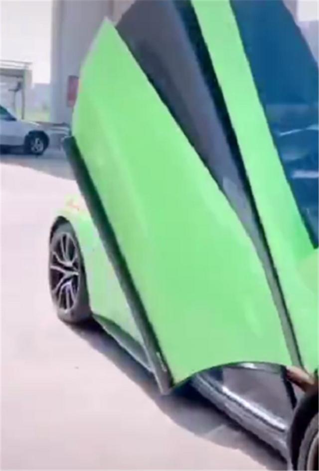 “柠檬绿”迈凯伦570S，车盖上配“渣男”2字，近期在抖音走红