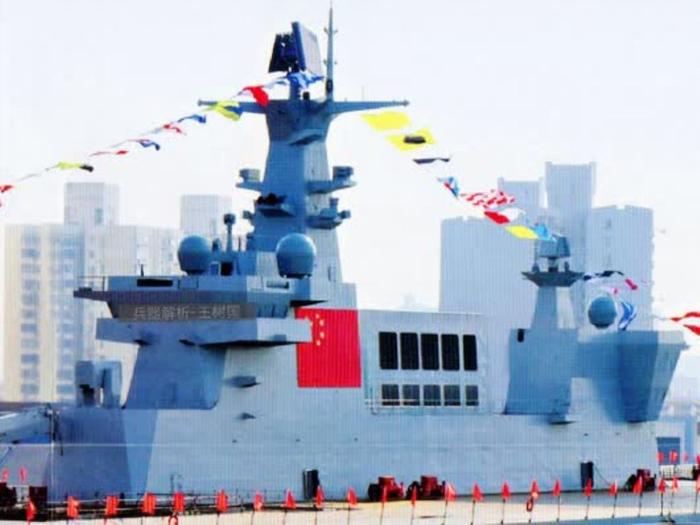 中国075两栖攻击舰船坞舱大门开启！颜值不俗，还是实力担当