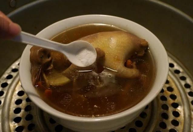 炖“鸽子汤”到底要不要焯水？用错了去腥方法，营养易流失