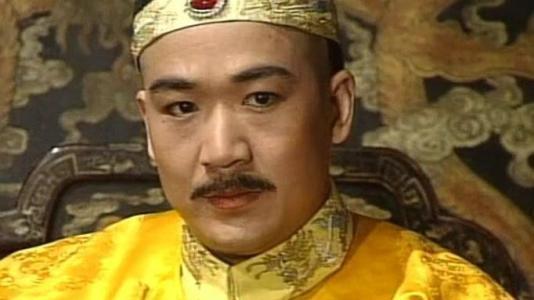 刘墉想要告老还乡，嘉庆却不批准，最后乾隆说宫灯歪了，立马准了