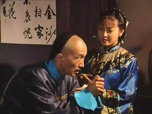 刘墉想要告老还乡，嘉庆却不批准，最后乾隆说宫灯歪了，立马准了