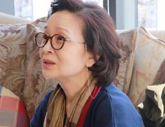 62岁老戏骨杜源神采奕奕，与老婆青梅竹马结婚36年，女儿颜值高