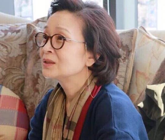 62岁老戏骨杜源神采奕奕，与老婆青梅竹马结婚36年，女儿颜值高