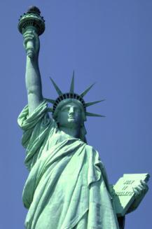 自由女神像，不被保护反遭无数次的炸毁、被肢解、被淹没的雕像