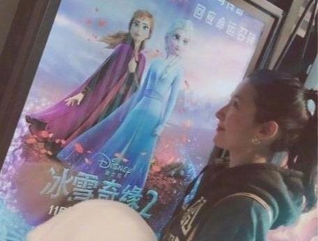 天仙姐姐也看《冰雪奇缘》！刘亦菲与好友晒照看电影，素颜美上天