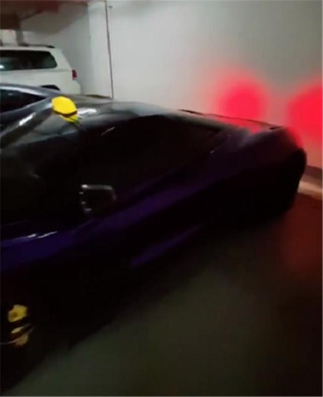 “魅力紫”迈凯伦720S，配“出租车标志”，跑出租油耗赚不回