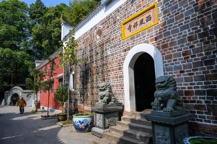 唐代古刹西风禅寺，“以风命名”的寺庙，坐落于安徽太湖莲花湖畔