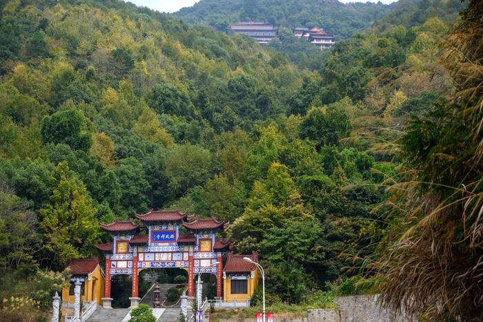 唐代古刹西风禅寺，“以风命名”的寺庙，坐落于安徽太湖莲花湖畔