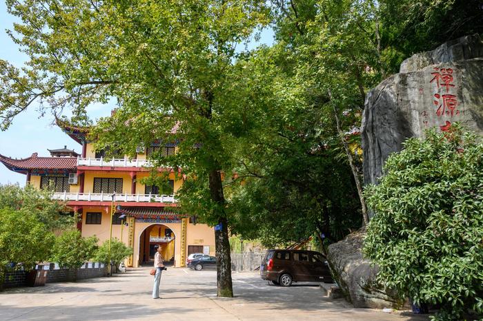 唐代古刹西风禅寺，“以风命名”的寺庙，坐落于安徽太湖莲花湖畔